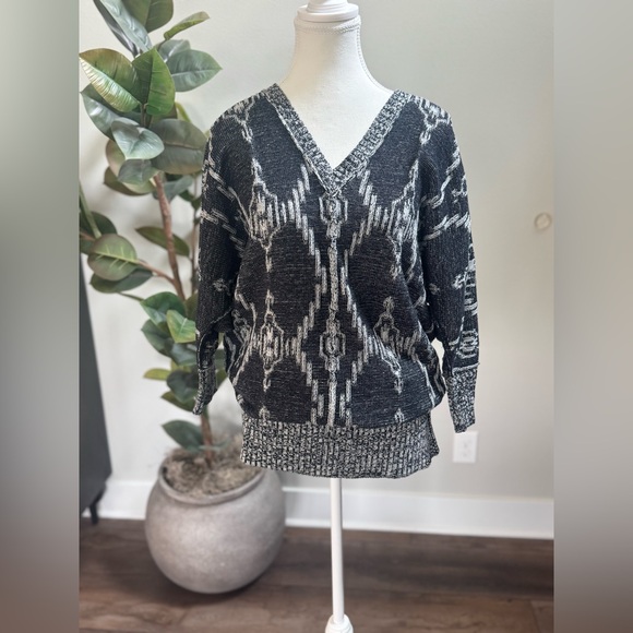 Roxy Sweaters - Roxy V-Neck Sweater Navy and Gray Geometric Design Large